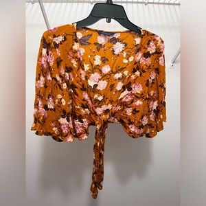 American Eagle: Floral Tie Crop w/ Flowy Sleeves  (Size M)